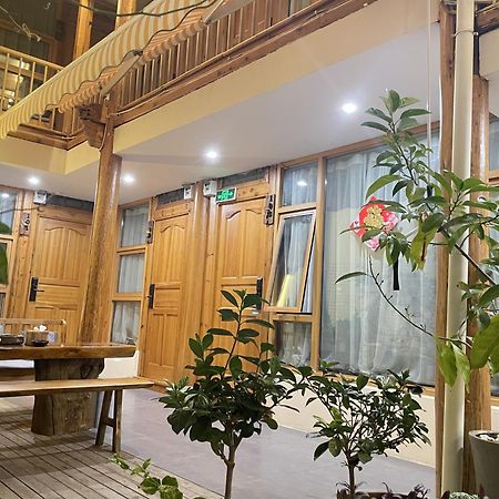Big Tree Guesthouse - Naxi Old Style Lijiang  Extérieur photo