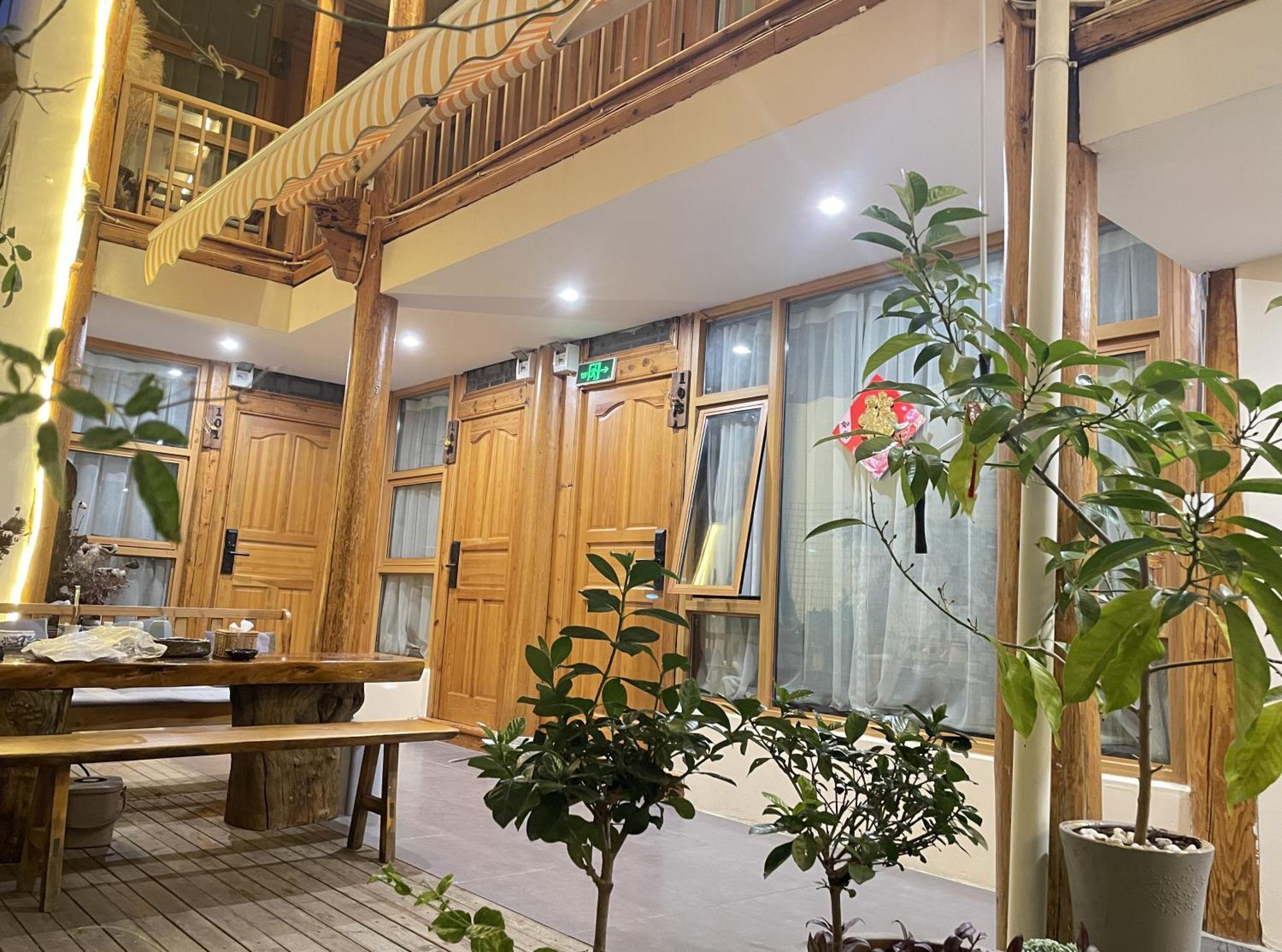 Big Tree Guesthouse - Naxi Old Style Lijiang  Extérieur photo