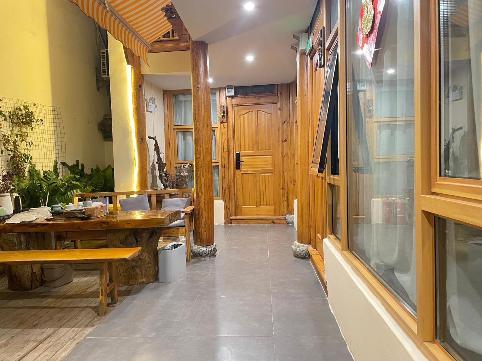 Big Tree Guesthouse - Naxi Old Style Lijiang  Extérieur photo