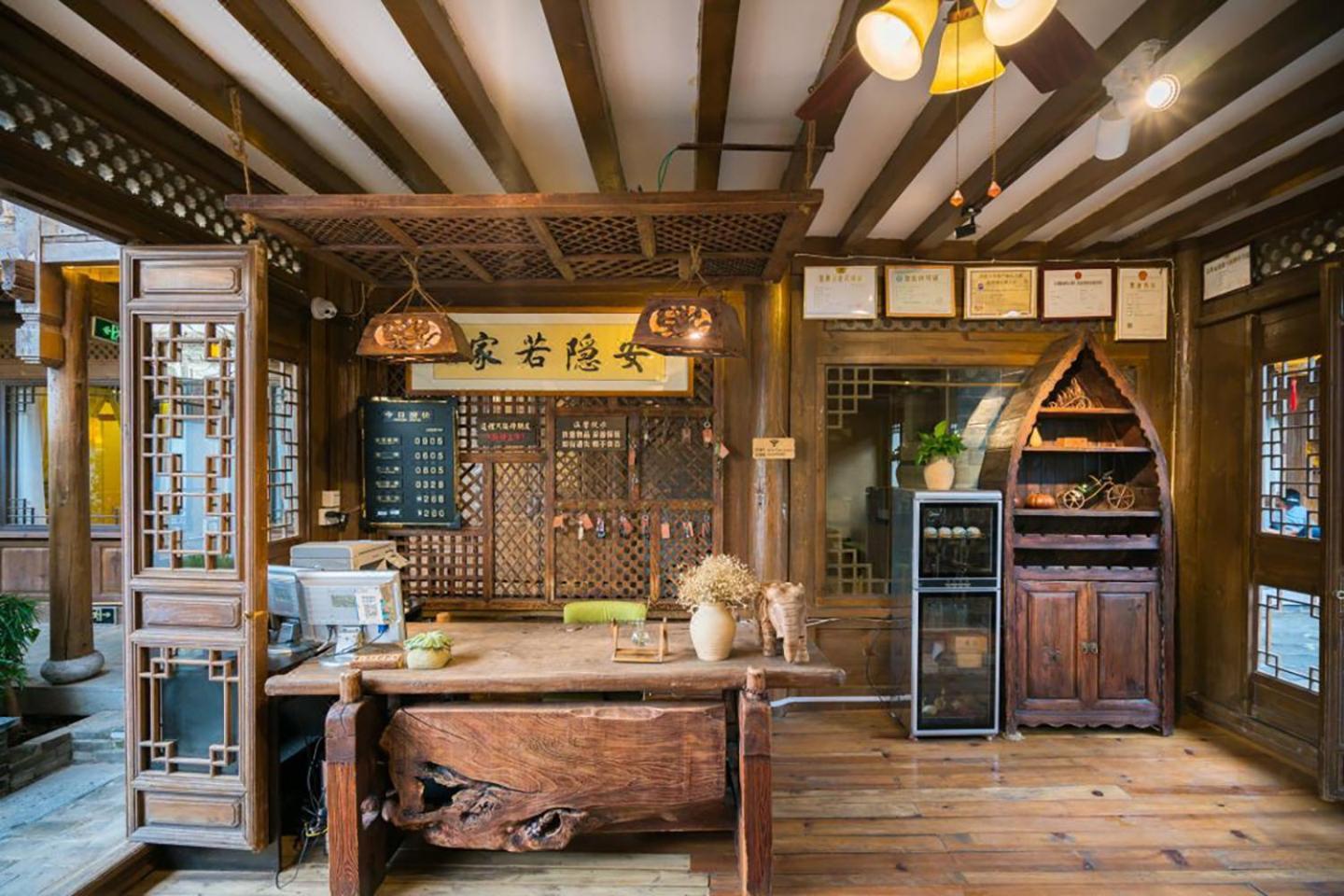 Big Tree Guesthouse - Naxi Old Style Lijiang  Extérieur photo