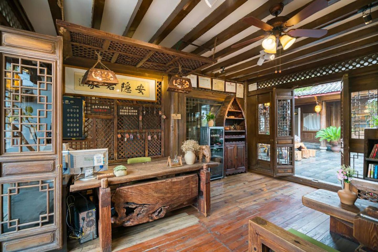 Big Tree Guesthouse - Naxi Old Style Lijiang  Extérieur photo